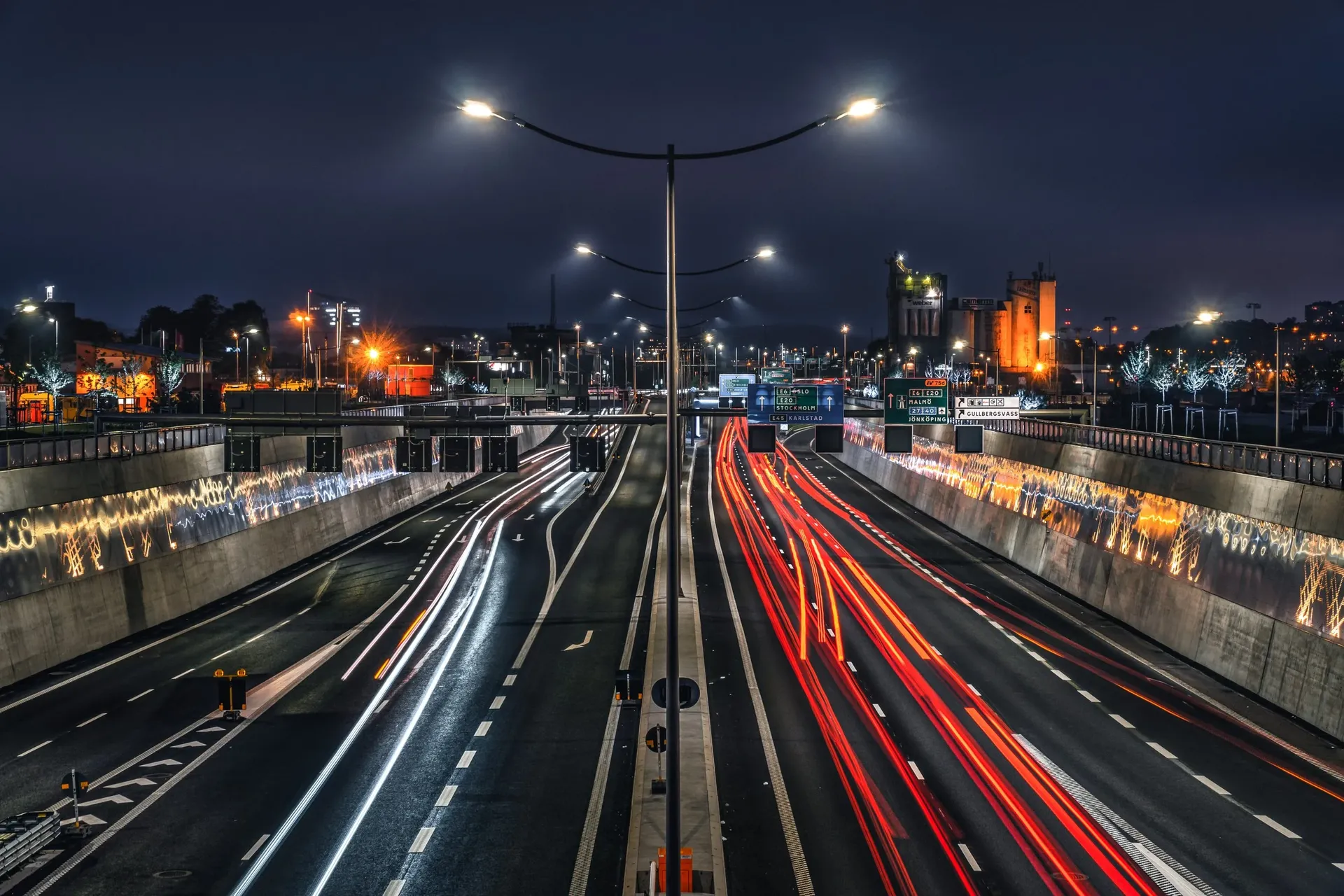 E45 i Göteborg en kväll, med trafikens ljusspår
